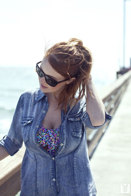 素敵なアメリカ人の赤毛のリアナ・デッカーはビキニを脱いで胸を見せる