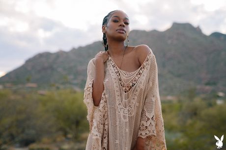 黒人のアメリカ人ポスターガール、ナイラは自然の中でヌードを披露する前に、彼女の素晴らしい胸とお尻を披露します