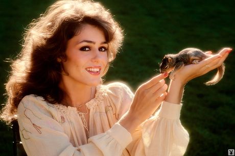 才華橫溢的封面明星凱倫·普萊斯 (Karen Price) 在海灘上展示她巨大的乳房並裸體亮相