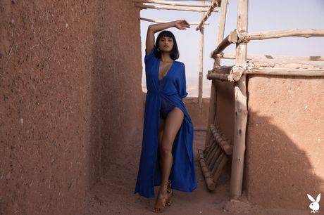 ゴージャスなインドのブルネットのエンジェル・コンスタンスは彼女の素晴らしい巨乳を強調し、彼女のヌードを披露します