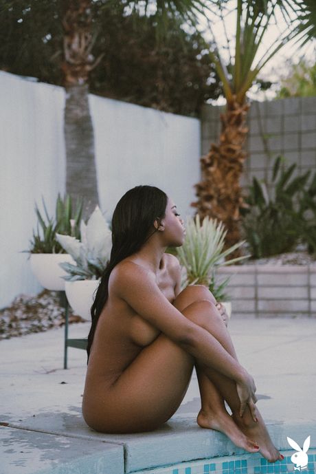 天使のようなアメリカ人ブルネットのセレーネがセンターフォールド撮影のためにプールで裸になる