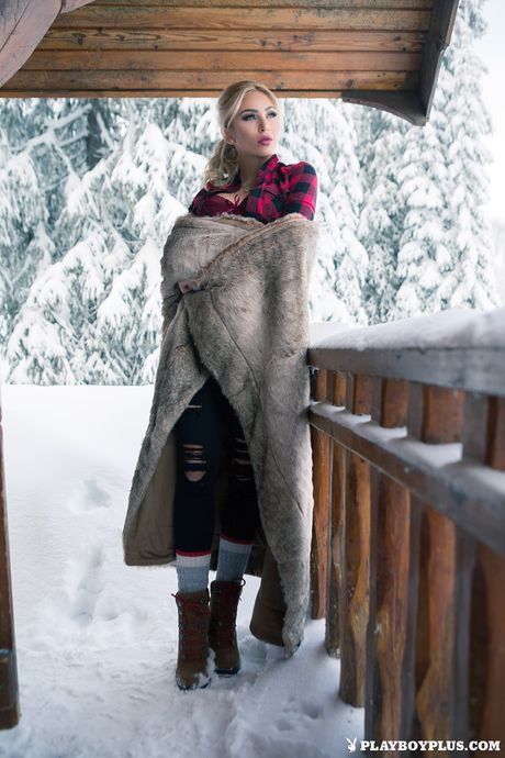 Blonde Canadian Khloe Terae highlights her large boobs and ass in a cabin