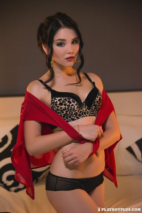 Den strålende ukrainske, kasakhstanske brunette Malena bliver nøgen i hæle til et centerfold-fotografering
