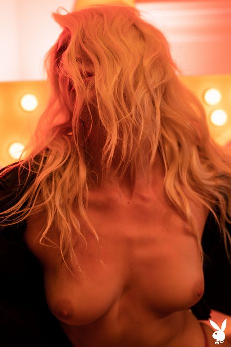 金髪モデルのエミリー・アン・ミラーが大きな胸を強調し、ソロでポーズをとる