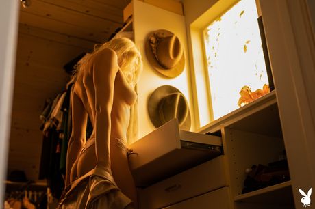 金髪の表紙スター、エミリー・アン・ミラーが天然の小さな胸を披露し、完璧なボディを披露