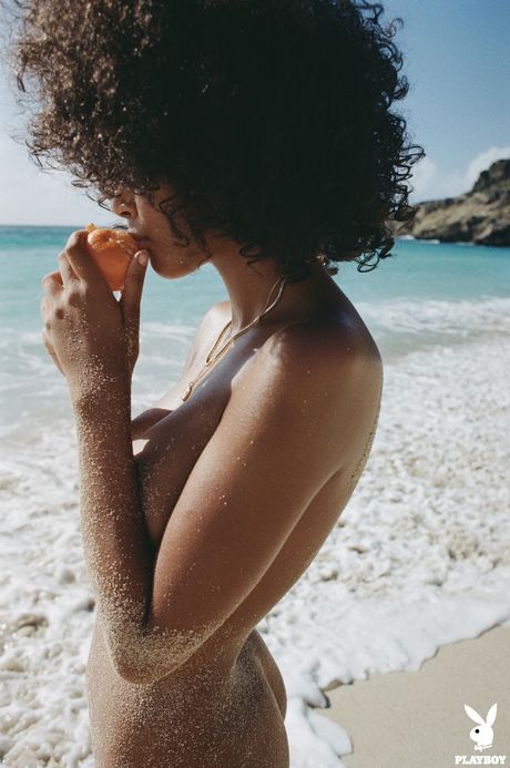 Den sorte amerikanske magasinmodel Nereyda Bird viser sine store jugger og går nøgen frem for kameraet på stranden