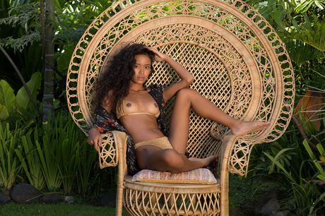 獨奏女孩 Putri Cinta 在花園的柳條椅上裸體