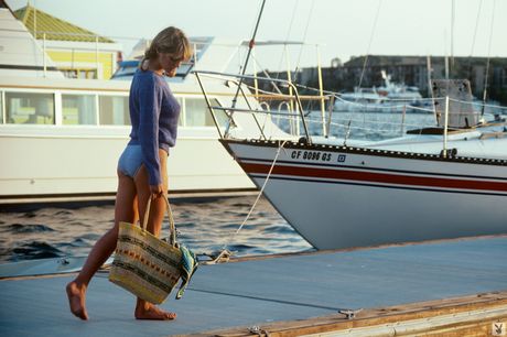 金髮美國玩伴 Karen Witter 炫耀她驚人的乳房並展示她的裸體