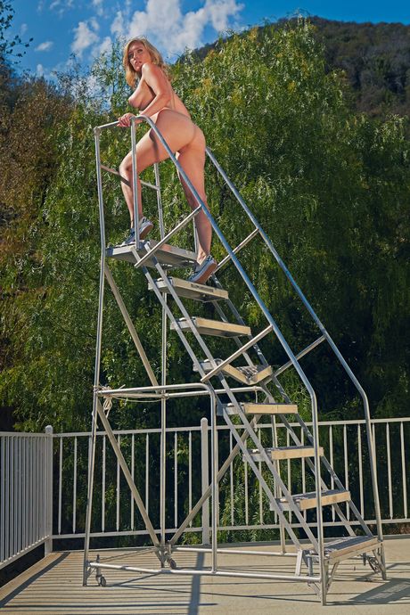 金髮美國女孩曼達凱在獨奏中展示了她驚人的乳房和裸露的皮膚