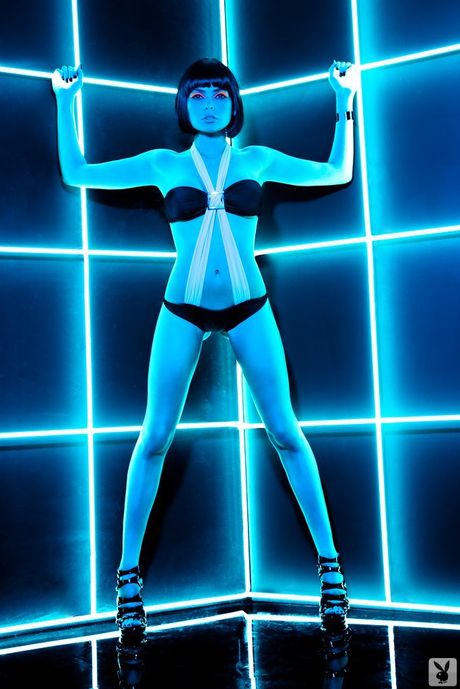 P: Sasckya Porto er en sexet blondine, der elsker at vise sin krop frem