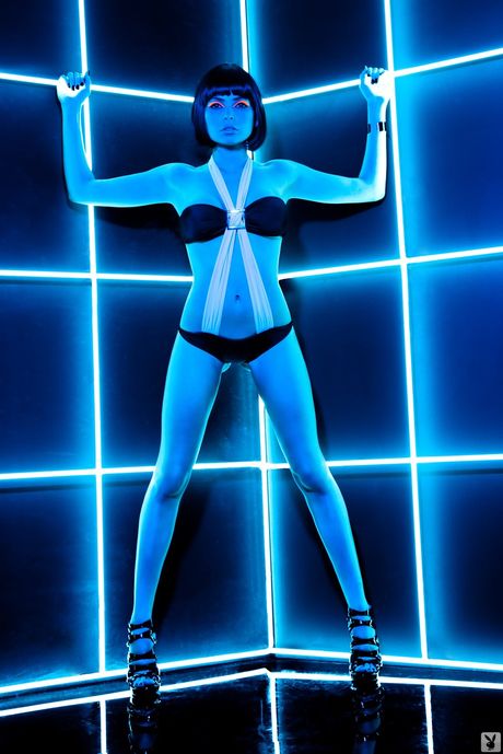 Dejlige brunetter Irina Voronina og Sasckya Porto viser deres kroppe