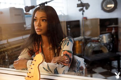 黑人美女 Harley Dean 展示她的大胸部和剃光的陰部