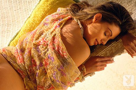 性感拉丁裔美人梅里特·卡巴爾 (Merritt Cabal) 炫耀她的大胸部並擺出獨奏姿勢