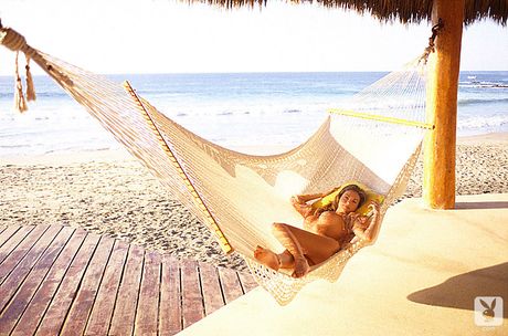 迷人的美國封面女郎 Merritt Cabal 在臥室的沙發上裸露身體