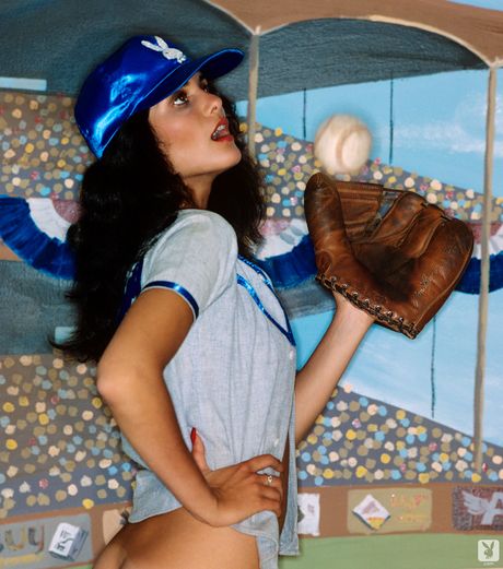 超級大奶美女在火熱的三人組中玩棒球卡