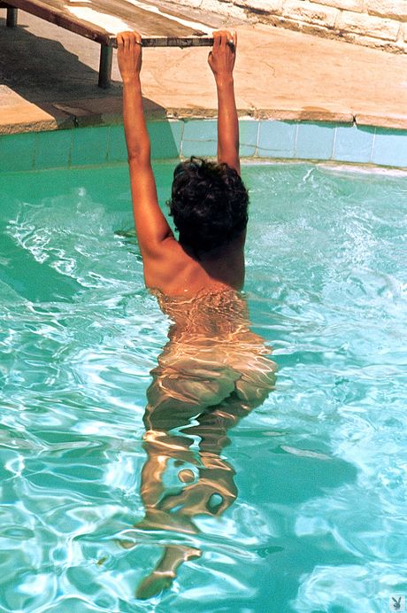 印象的な黒髪のフラン・ジェフリーズがドレスを脱ぎ、写真のためにヌードを披露した。