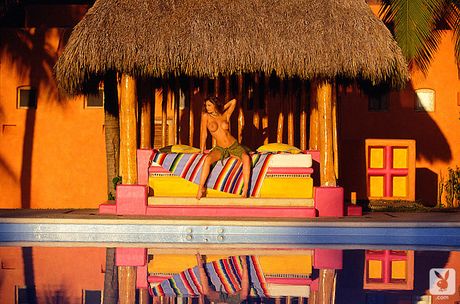 豐滿的拉丁裔美女 Merritt Cabal 展示她的大乳房和裸露的肌膚