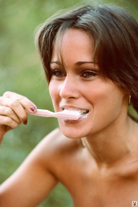 素敵な女の子のホープ・オルソンとパティ・マグワイアが川岸で裸になる