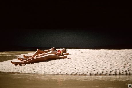 素敵な女の子のホープ・オルソンとパティ・マグワイアが川岸で裸になる