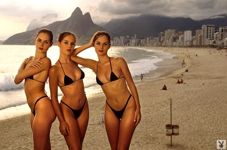 魅惑的なラテン系モデル、ポルト・シスターズがペントハウスでハイヒールを履いて裸になる