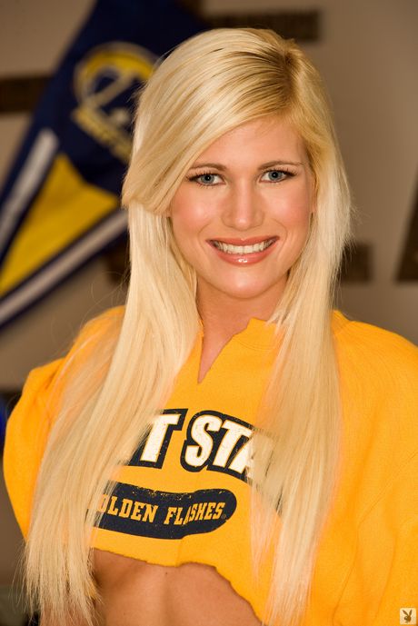 Blonde american playmate Bailey Owens shows her natural tits and poses in a solo