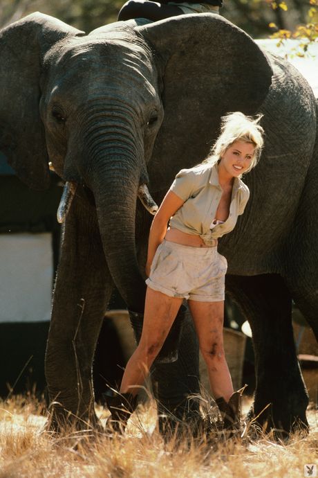 Babe Rachel Marten viser sine store bryster og røv i en solo