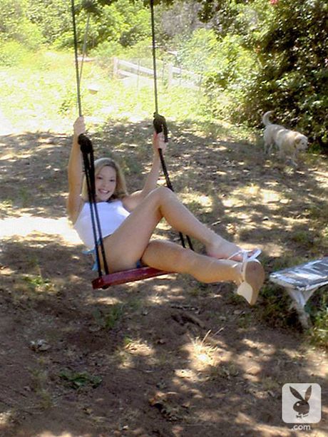 Den blonde babe Kate Brenner stripper og afslører sin nøgenhed til et foto udendørs