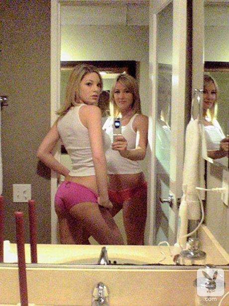 Dejlige blondiner Kate Brenner og Jessica Kramer bliver nøgen i en trekant