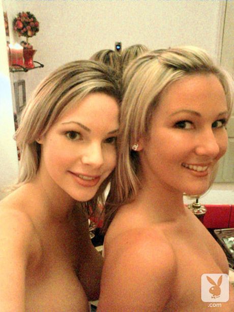 Fantastiske blondiner Kate Brenner og Jessica Kramer viser deres bryster og twats