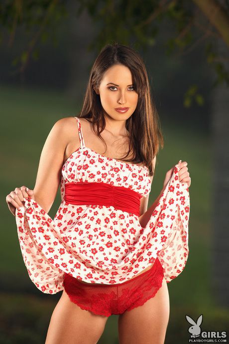 素晴らしい司書ハナ・モーガンが大きな胸を露わにしてソロでポーズをとる