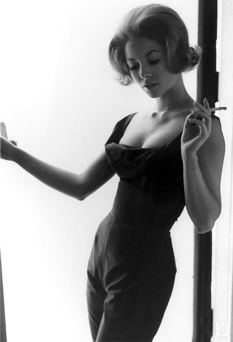 驚艷洋娃娃凱倫湯普森在泡澡前脫掉內衣