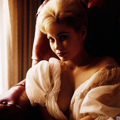 Blonde Cougar Susan Kelly viser sine store meloner frem og poserer solo