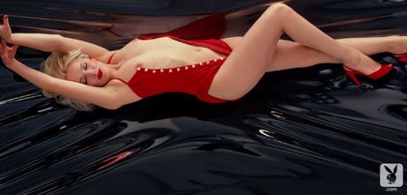 Lyshåret centerfold Linda Kerridge afslører sine små, bittesmå bryster og viser sin bare hud frem