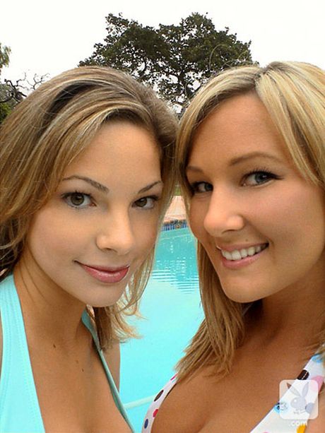 Lyshårede lesbiske Jessica Kramer og Kate Brenner viser deres enorme bryster