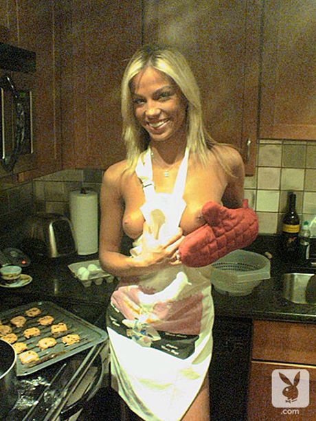 Blonde pige Cassandra og hendes tvillingesøster Caitlin Jenks viser deres kroppe