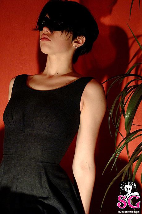 素晴らしいブルネットのエリンはハイヒールを脱いで彼女の熱い体を披露します