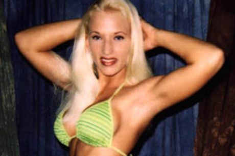 金髮女郎米歇爾·麥卡爾平 (Michelle McAlpine) 展示她令人驚嘆的乳房並穿著高跟鞋擺姿勢