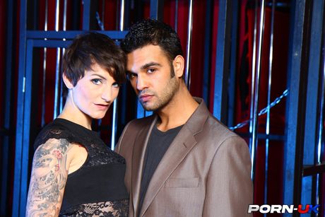 タトゥーを入れた英国の表紙ガール、アドリーナ・ウィンターズは、激しいファックの後に中出しを披露する