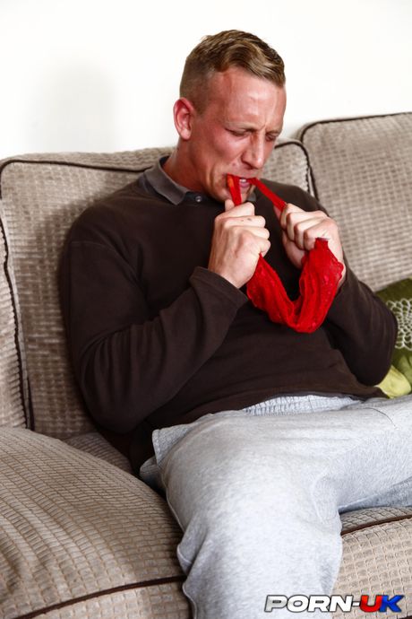 滿身刺青的英國紅髮女郎 Carly Rae 穿著胸罩和內褲誘惑她的繼父