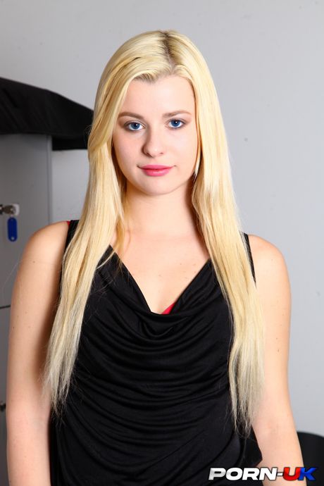 金髪のポルトガル人少女チャーリーズ・エンジェルが完璧なお尻を披露し、ジムで犯される