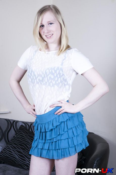 豐滿的英國、愛爾蘭金髮女郎Satine Spark被發現背叛繼父