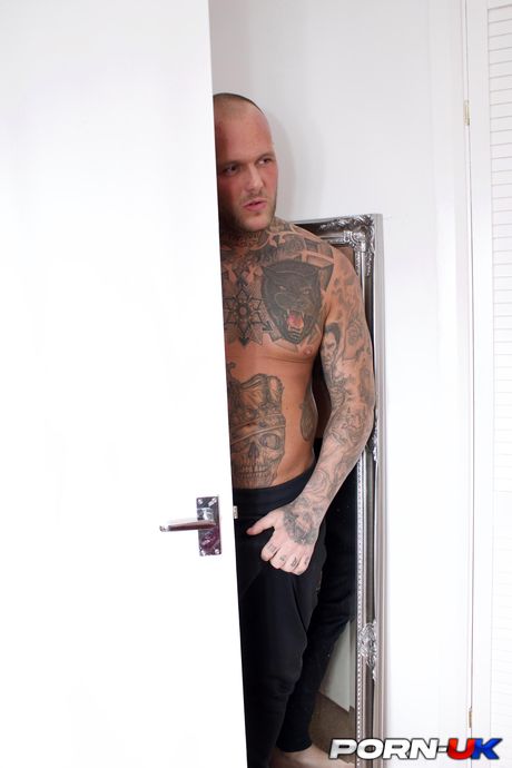 刺青黑髮美女 Roxy Lea 的陰部被插入