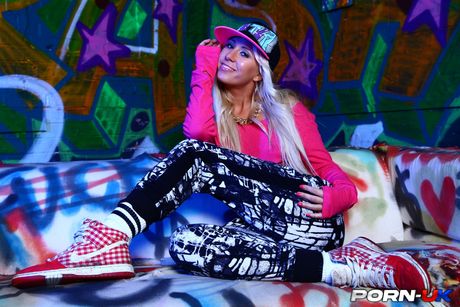 ファーストクラスのチェコの金髪カーラコックスは、彼女の毛深い猫を食べさせられ、犯される