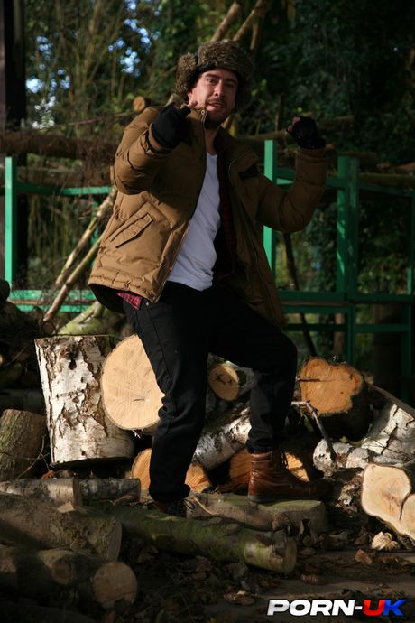 P: 頑皮的英國封面女郎 Sabrina Jay 脫光衣服，在戶外接受毛茸茸陰戶的性愛