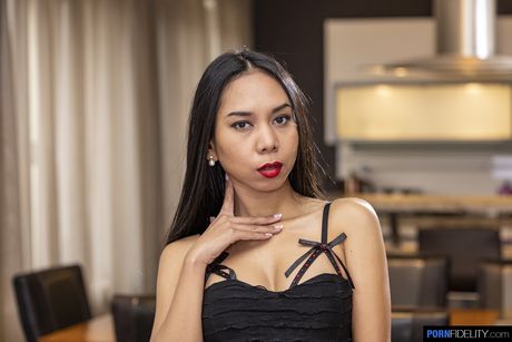 完璧なアジアのティーンキラ・ラケタは服を脱いで小さな胸と毛のないオマンコを誇示します