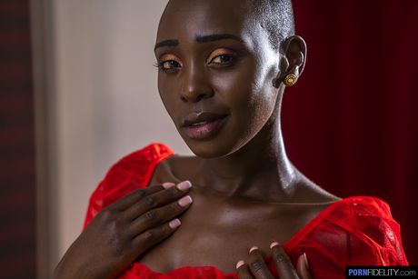 Dark-Skined kenyan doll Zaawaadi unveils her perfect booty and exposes her body in a solo