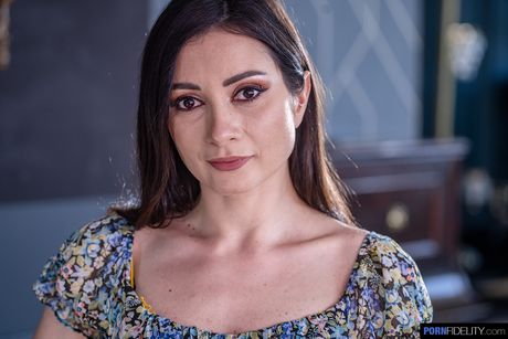 性感的意大利黑髮美女 Valentina Bianco 脫衣展示她性感的臀部和乳房