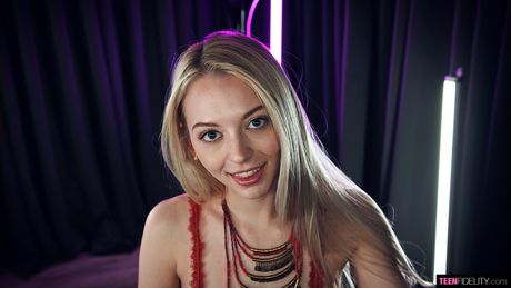 繊細なアメリカのティーンリリー・ラリマーは、彼女の猫と尻の穴を大きなペニスで掘られます