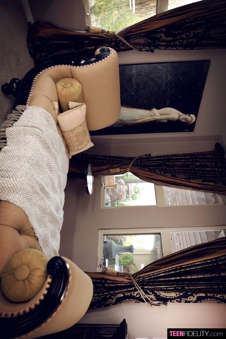 Sød amerikansk skønhed Vanna Bardot viser sin tykke røv og spreder sine ben