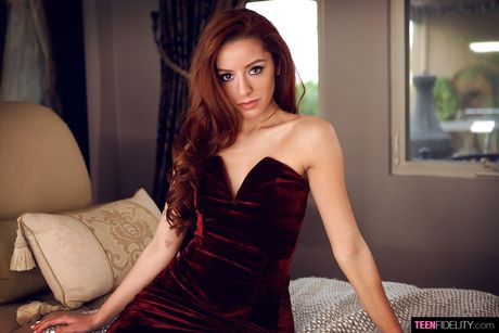 Sød amerikansk skønhed Vanna Bardot viser sin tykke røv og spreder sine ben